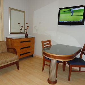 Zimmer mit Kingsize-Bett